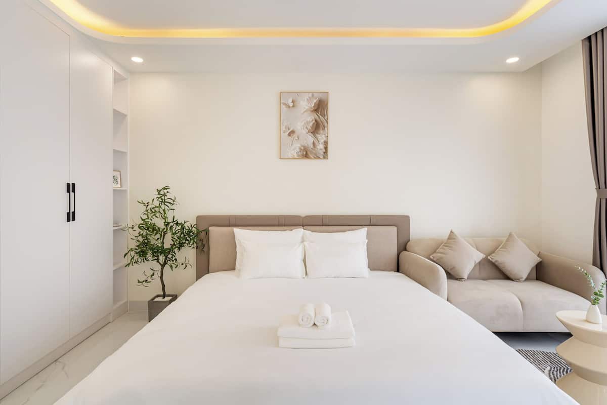Deluxe King Balcony, Annex building | Premium bedding, free WiFi, bed sheets