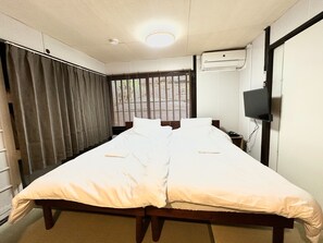 3 bedrooms, WiFi, bed sheets - Quiet inn in Takatsuki/6 min. from station/13 min. from Kyoto, 15 min. from Osaka/ 1 hr. from Kansai Airport by direct train/ Japanese-style old private house/ Max. 10 people (including children)/ Projector (Takatsuki City)