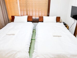 3 bedrooms, WiFi, bed sheets - Quiet inn in Takatsuki/6 min. from station/13 min. from Kyoto, 15 min. from Osaka/ 1 hr. from Kansai Airport by direct train/ Japanese-style old private house/ Max. 10 people (including children)/ Projector (Takatsuki City)