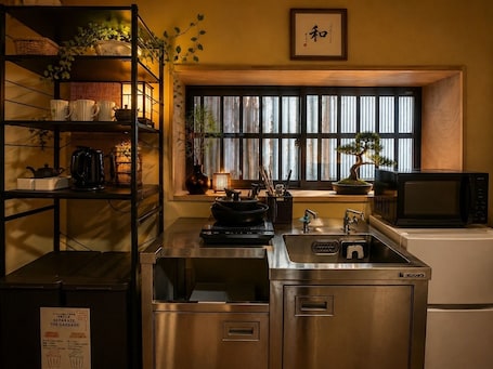 Private kitchen. Quiet inn in Takatsuki/6 min. from station/13 min. from Kyoto, 15 min. from Osaka/ 1 hr. from Kansai Airport by direct train/ Japanese-style old private house/ Max. 10 people (including children)/ Projector