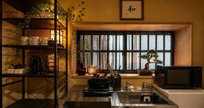 Quiet inn in Takatsuki/6 min. from station/13 min. from Kyoto, 15 min. from Osaka/ 1 hr. from Kansai Airport by direct train/ Japanese-style old private house/ Max. 10 people (including children)/ Projector