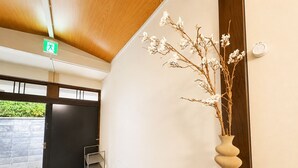 A hallway with a wooden ceiling, a white vase with branches, a trash bin, and a metal shelf unit. - Quiet inn in Takatsuki/6 min. from station/13 min. from Kyoto, 15 min. from Osaka/ 1 hr. from Kansai Airport by direct train/ Japanese-style old private house/ Max. 10 people (including children)/ Projector (Takatsuki City)