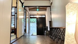 A hallway with wooden flooring, a ceiling light, and a door leading outside. - Quiet inn in Takatsuki/6 min. from station/13 min. from Kyoto, 15 min. from Osaka/ 1 hr. from Kansai Airport by direct train/ Japanese-style old private house/ Max. 10 people (including children)/ Projector (Takatsuki City)