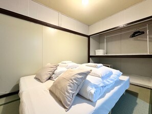3 bedrooms, WiFi, bed sheets - Quiet inn in Takatsuki/6 min. from station/13 min. from Kyoto, 15 min. from Osaka/ 1 hr. from Kansai Airport by direct train/ Japanese-style old private house/ Max. 10 people (including children)/ Projector (Takatsuki City)