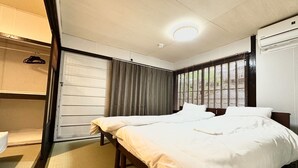 A hotel room with a bed, a wardrobe, a window with blinds, and a ceiling light. - Quiet inn in Takatsuki/6 min. from station/13 min. from Kyoto, 15 min. from Osaka/ 1 hr. from Kansai Airport by direct train/ Japanese-style old private house/ Max. 10 people (including children)/ Projector (Takatsuki City)