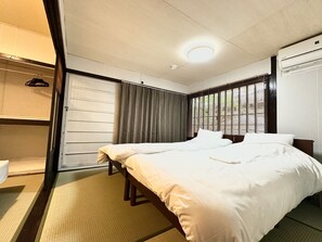 3 bedrooms, WiFi, bed sheets - Quiet inn in Takatsuki/6 min. from station/13 min. from Kyoto, 15 min. from Osaka/ 1 hr. from Kansai Airport by direct train/ Japanese-style old private house/ Max. 10 people (including children)/ Projector (Takatsuki City)