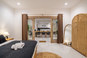 Ein Hotelzimmer mit Bett, Spiegel, Kleiderschrank und Blick auf den Speisesaal.