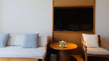 Guestroom - Courtyard Lake View (2 King Beds) | Living area | 53-cm LCD TV with cable channels, pay movies