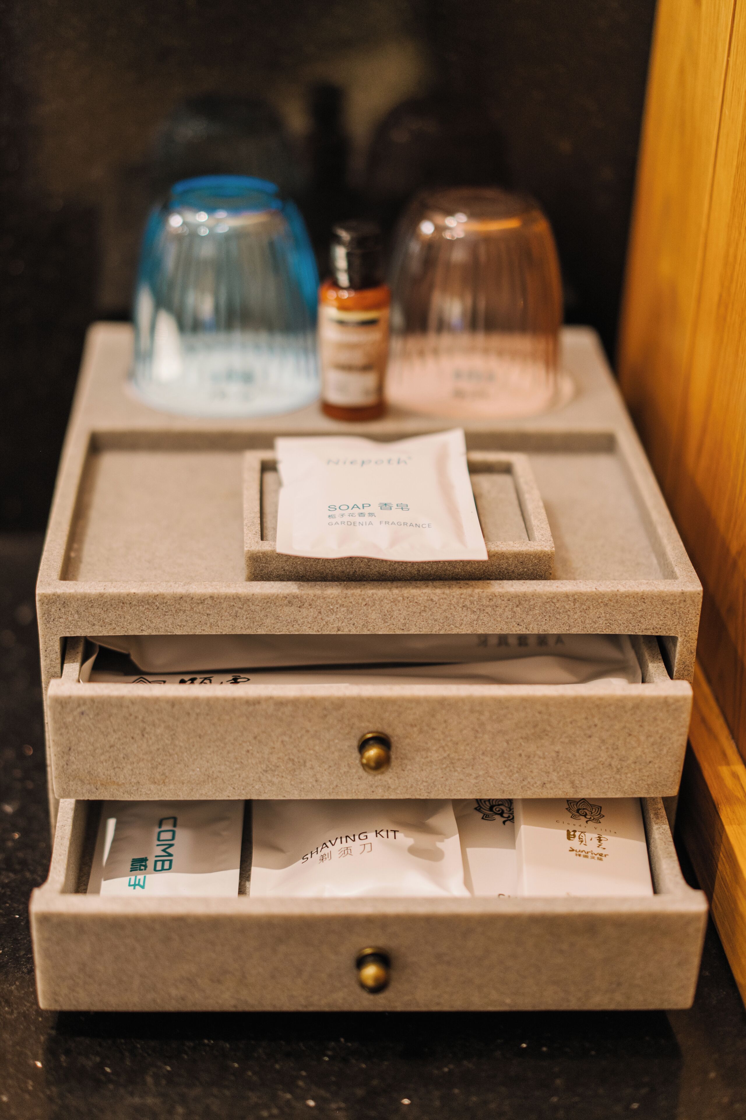 Une trousse de toilette comportant des compartiments contenant de la crème à raser, du savon et un rasoir.
