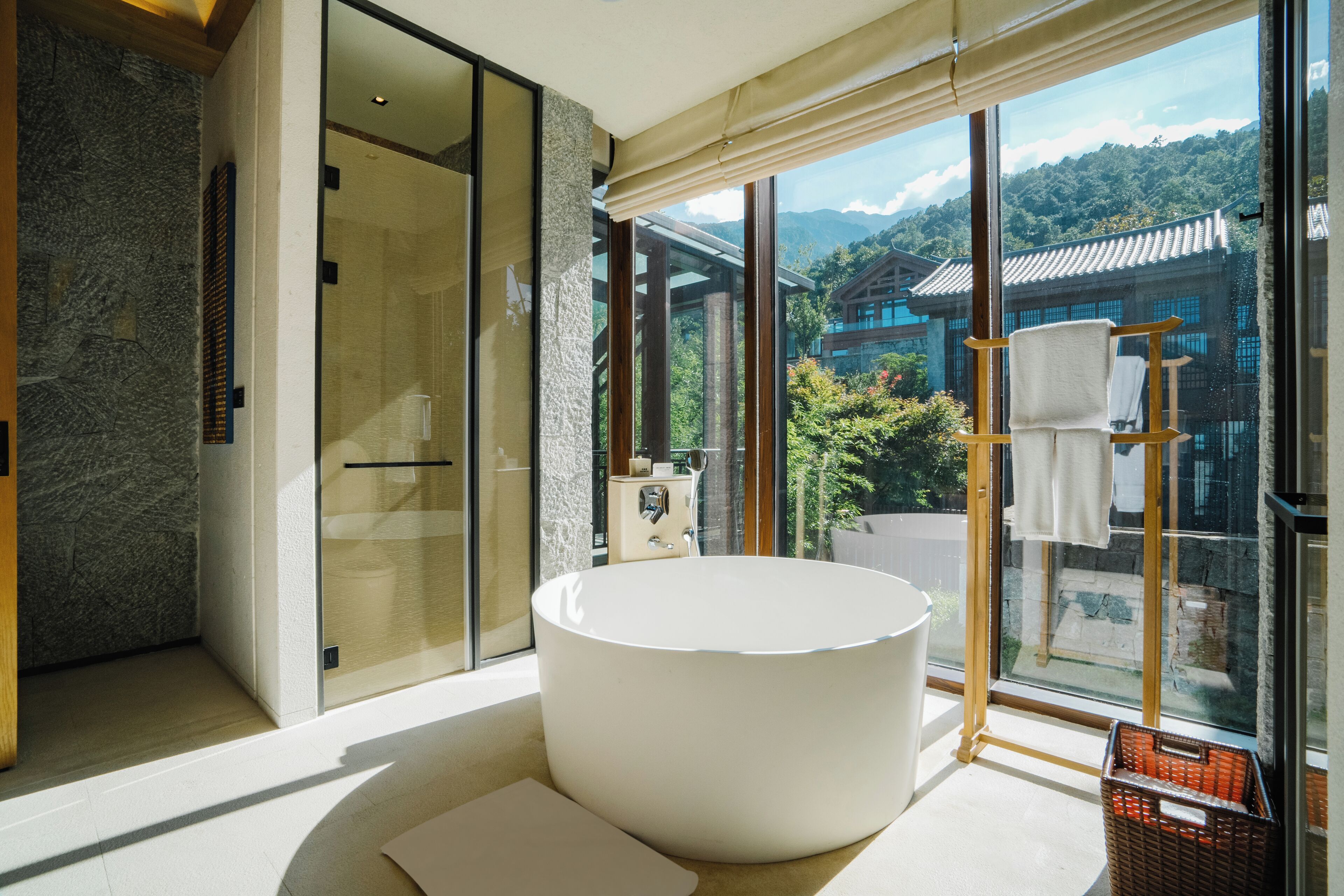 Cangshan Scenic Suite, Sunrise View, Mountain Panorama | Bathroom | Rainfall showerhead, free toiletries, hair dryer, bathrobes