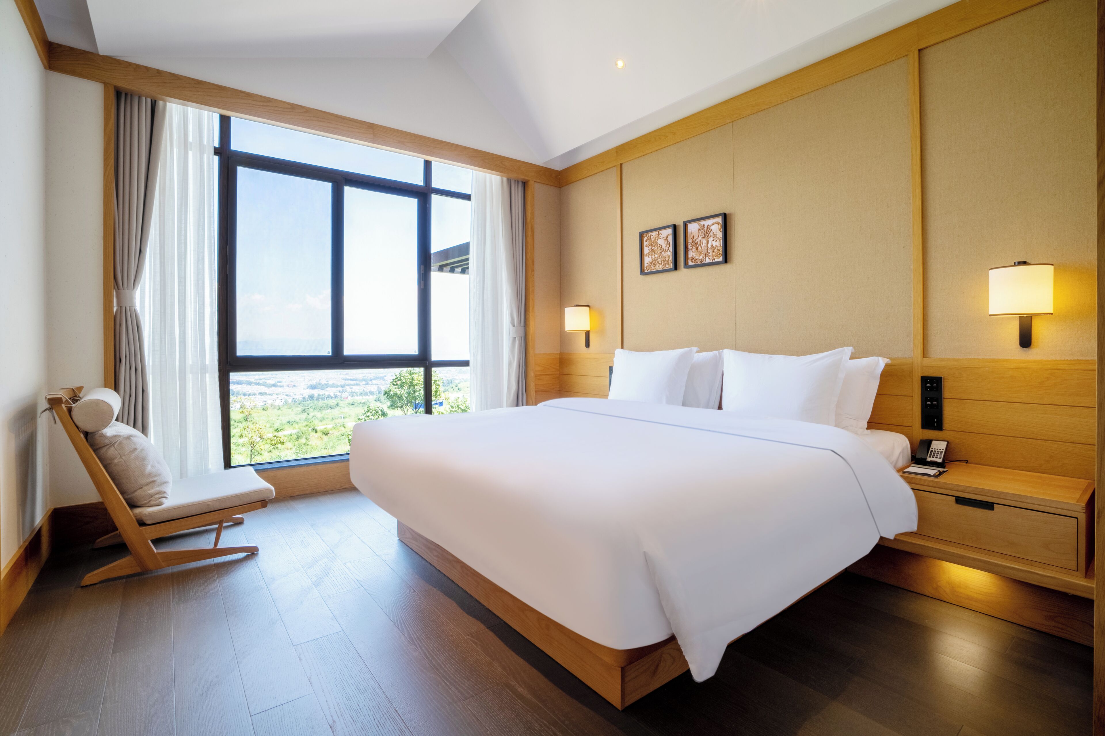 Superior-Vierbettzimmer, Seeblick | Daunenbettdecken, kostenlose Minibar, Zimmersafe, Schreibtisch