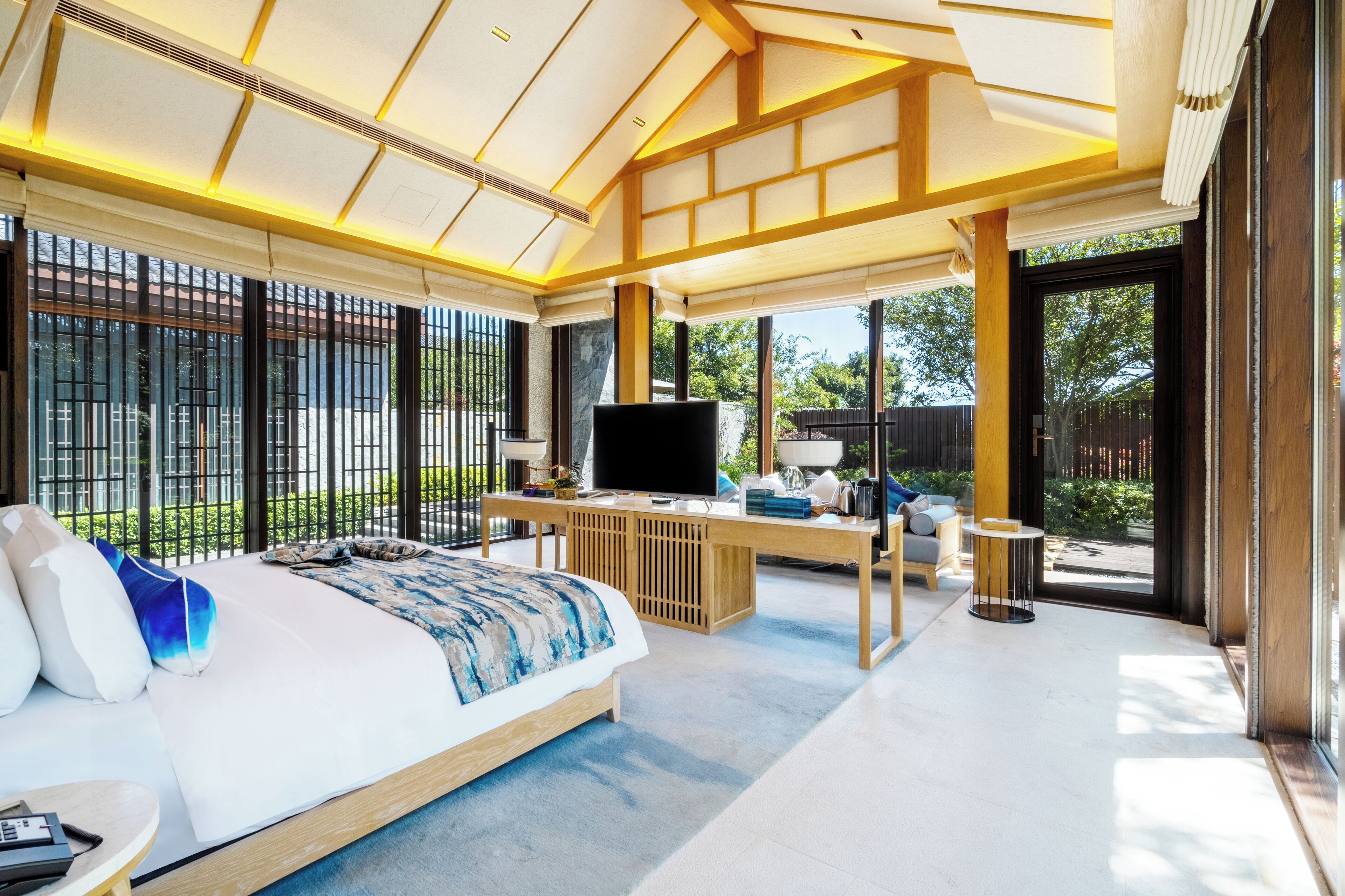 Superior-Villa, Blick auf den Innenhof | Daunenbettdecken, kostenlose Minibar, Zimmersafe, Schreibtisch