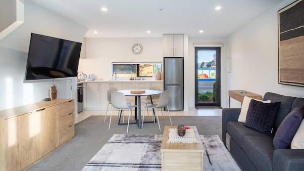 Eine moderne Wohnung mit Essbereich, Küche und Wohnzimmer.