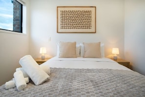 Desk, iron/ironing board, travel cot, WiFi - Family Stay Townhouse | EV Charger + Hagley Park (Christchurch)