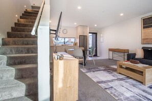 TV - Family Stay Townhouse | EV Charger + Hagley Park (Christchurch)