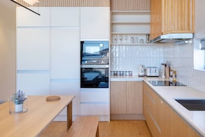Frigorífico, microondas, horno y placa de cocina