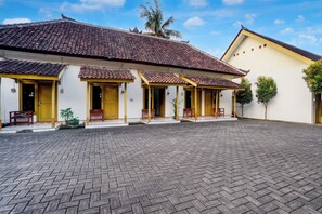 Exterior - OYO 95262 Hotel Djatmiko Villa's Family  (Banyuwangi)