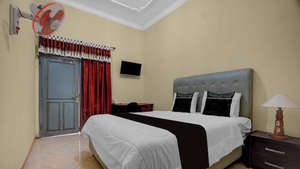 Standard Double Room | Bed sheets - OYO 95262 Hotel Djatmiko Villa's Family  (Sumberagung)