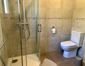 Chuveiro, secador de cabelo, toalhas de banho, sabonete