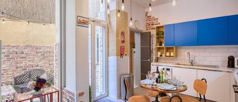 Coffee/tea maker, fridge, microwave, oven