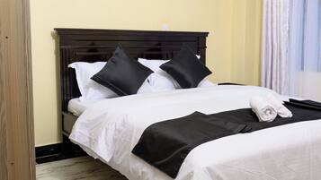 Tabla de planchar con plancha, wifi y ropa de cama