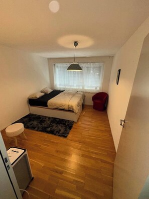 Room - A cozy room with double bed in semi shared Flat (Wallisellen)