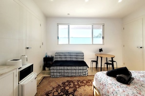Iron/ironing board, Internet, bed sheets