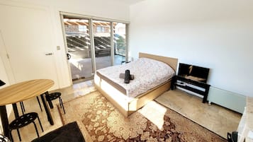 Iron/ironing board, Internet, bed sheets