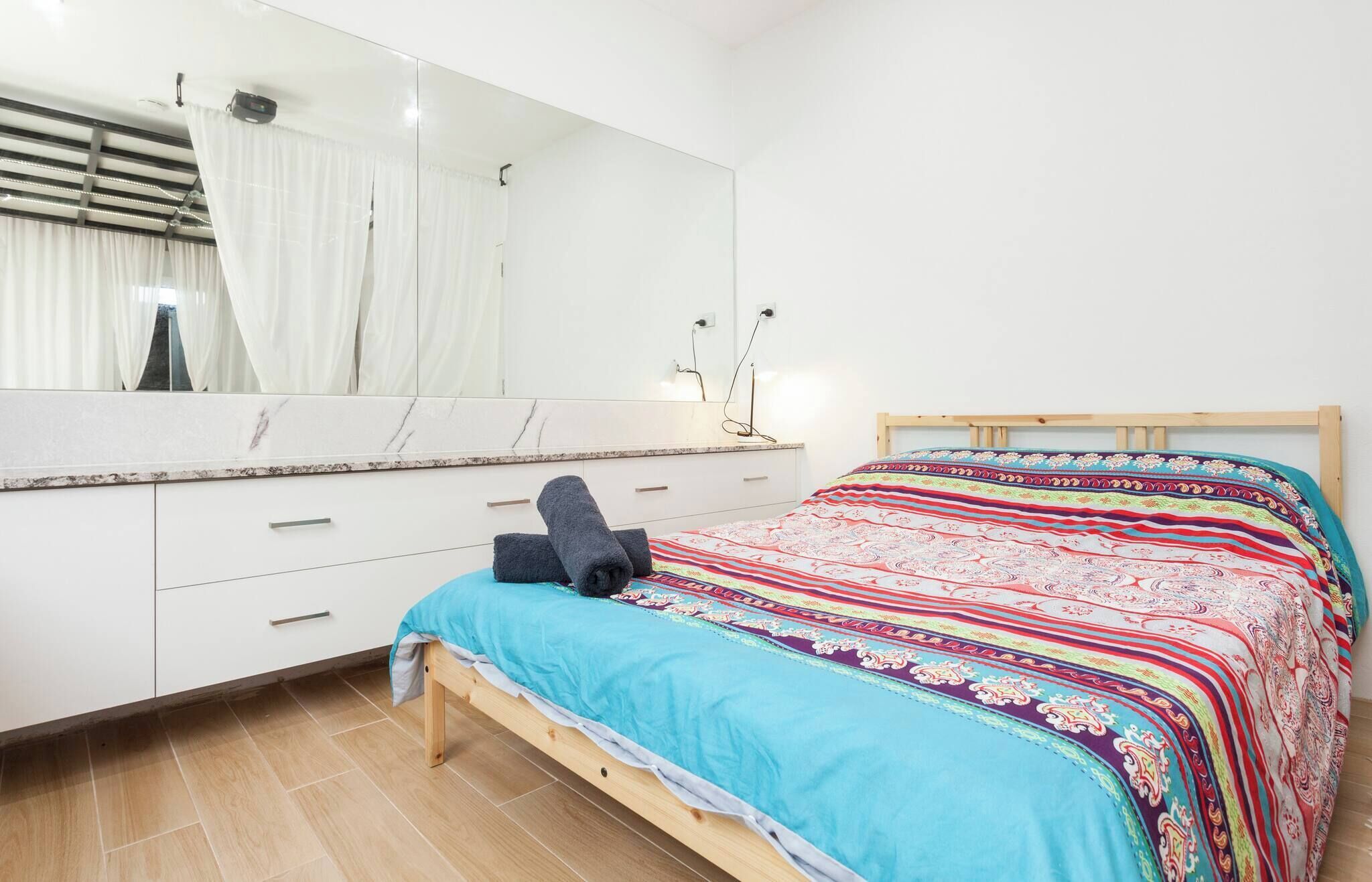 Iron/ironing board, Internet, bed sheets