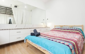 Tabla de planchar con plancha, internet y ropa de cama 