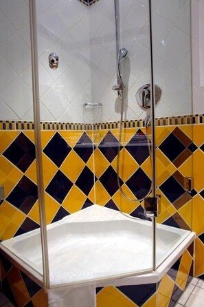 Classic-Einzelzimmer | Badezimmer | Haartrockner, Handtücher, Seife, Shampoo