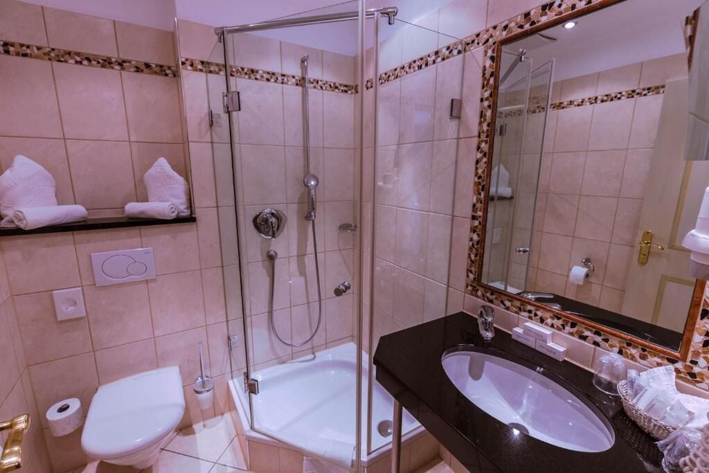 Haartrockner, Handtücher, Seife, Shampoo