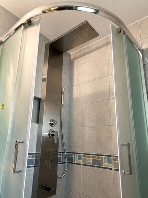 Douche, sèche-cheveux, serviettes fournies, shampoing