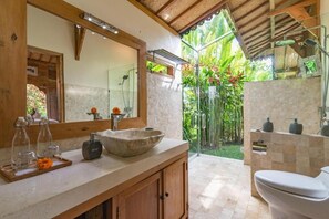 Shower, pengering rambut, handuk, dan sabun