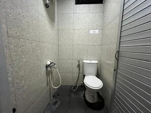 Standard Double Room | Bathroom | Shower, towels - Hotel O near Rahmat International Wildli (Medan)