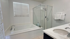 Secador de cabelo, toalhas de banho, shampoo, papel higiênico