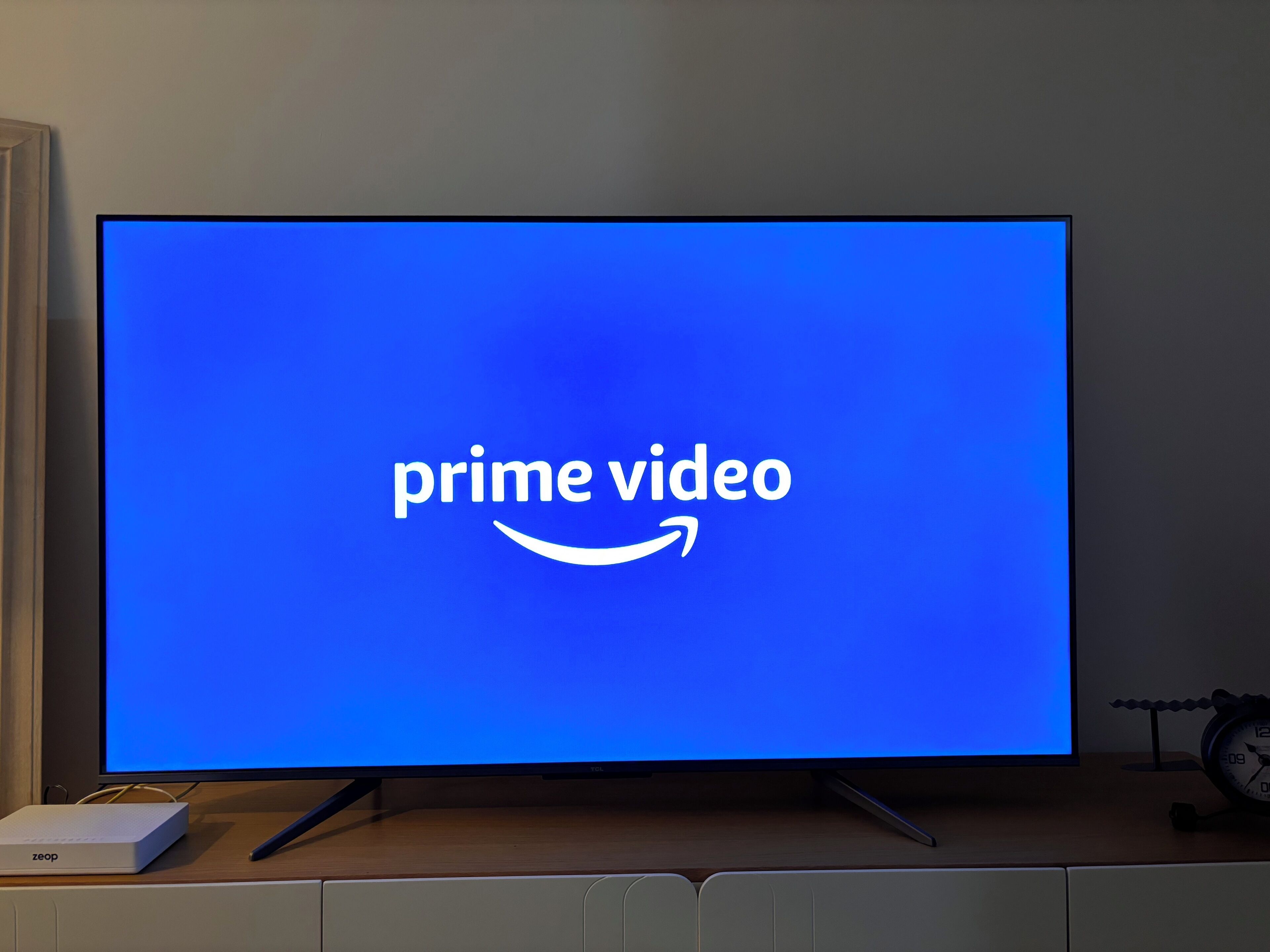 Een televisie met het Prime Video logo op een blauw scherm.