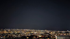 Een verlicht stadsgezicht bij nacht, met gebouwen in de spotlights en een helder zicht op de stedenbouw.