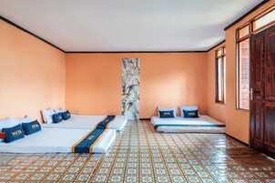 Escritorio y ropa de cama 