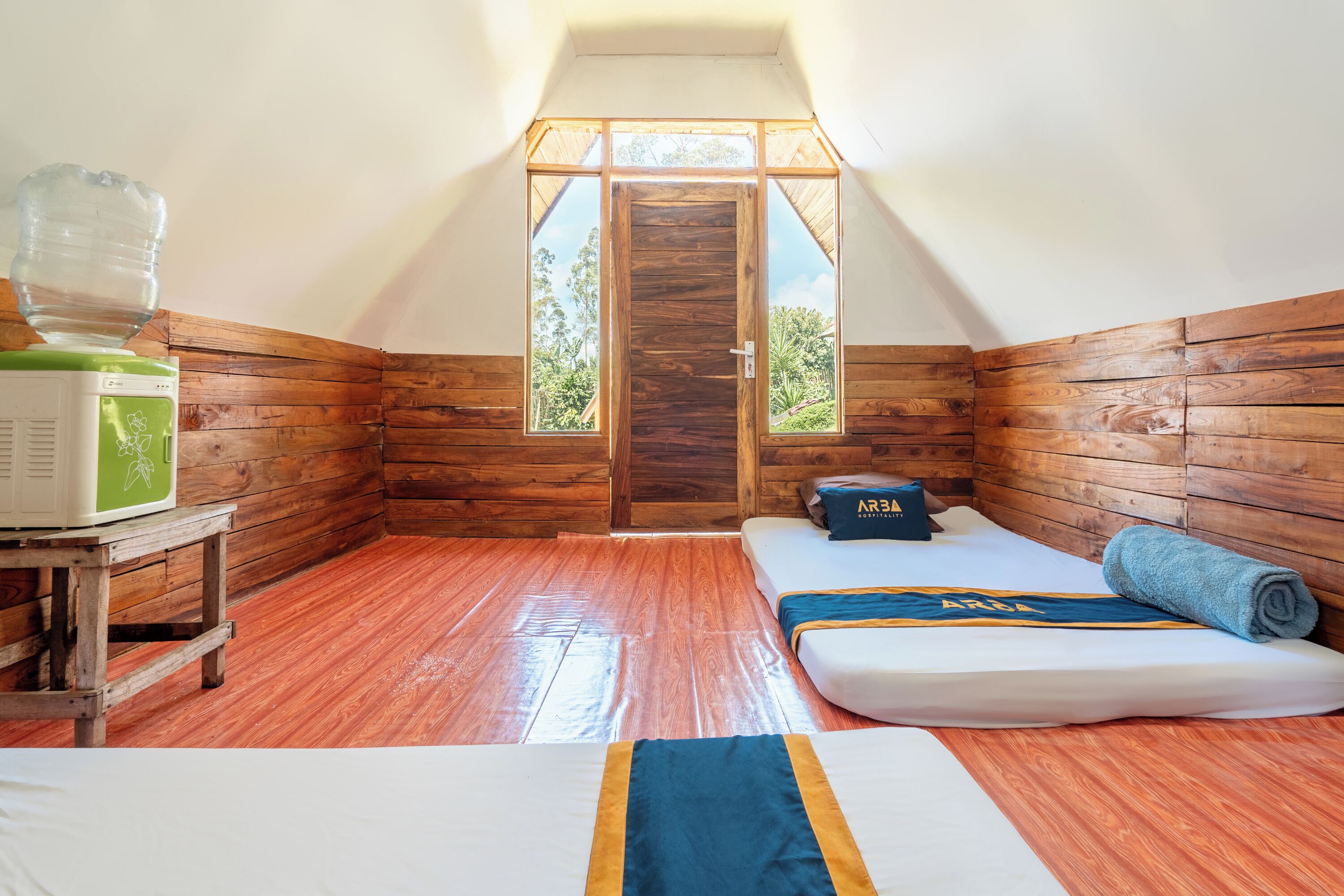 Kamar Superior | Meja kerja dan seprai linen
