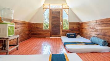 Kamar Superior | Meja kerja dan seprai linen