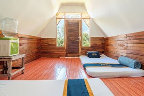 Desk, bed sheets - TB Villa Resort By ARBA (Pangalengan)