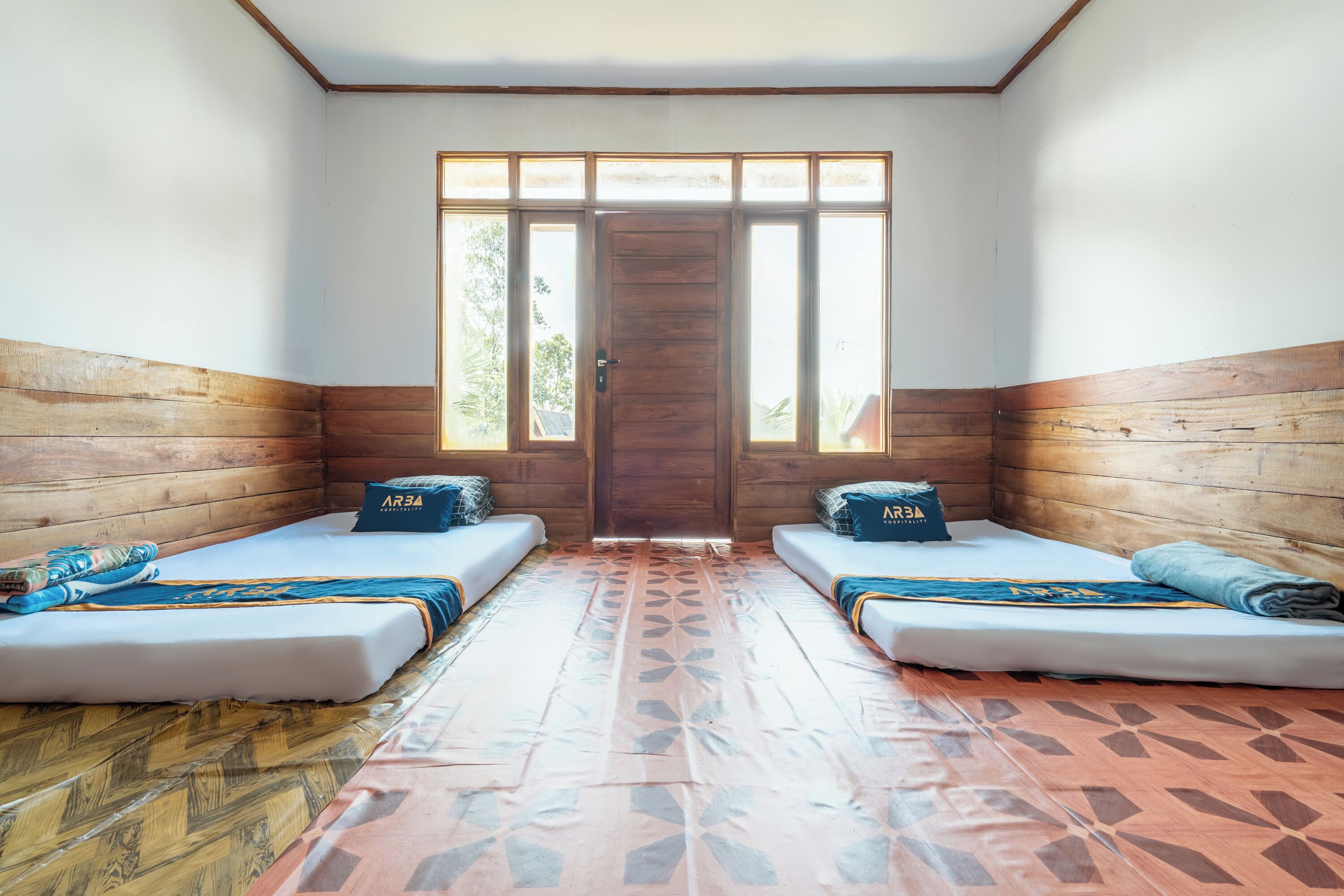 Quarto luxo | Escrivaninha, roupa de cama