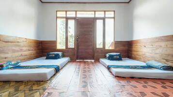 Quarto luxo | Escrivaninha, roupa de cama