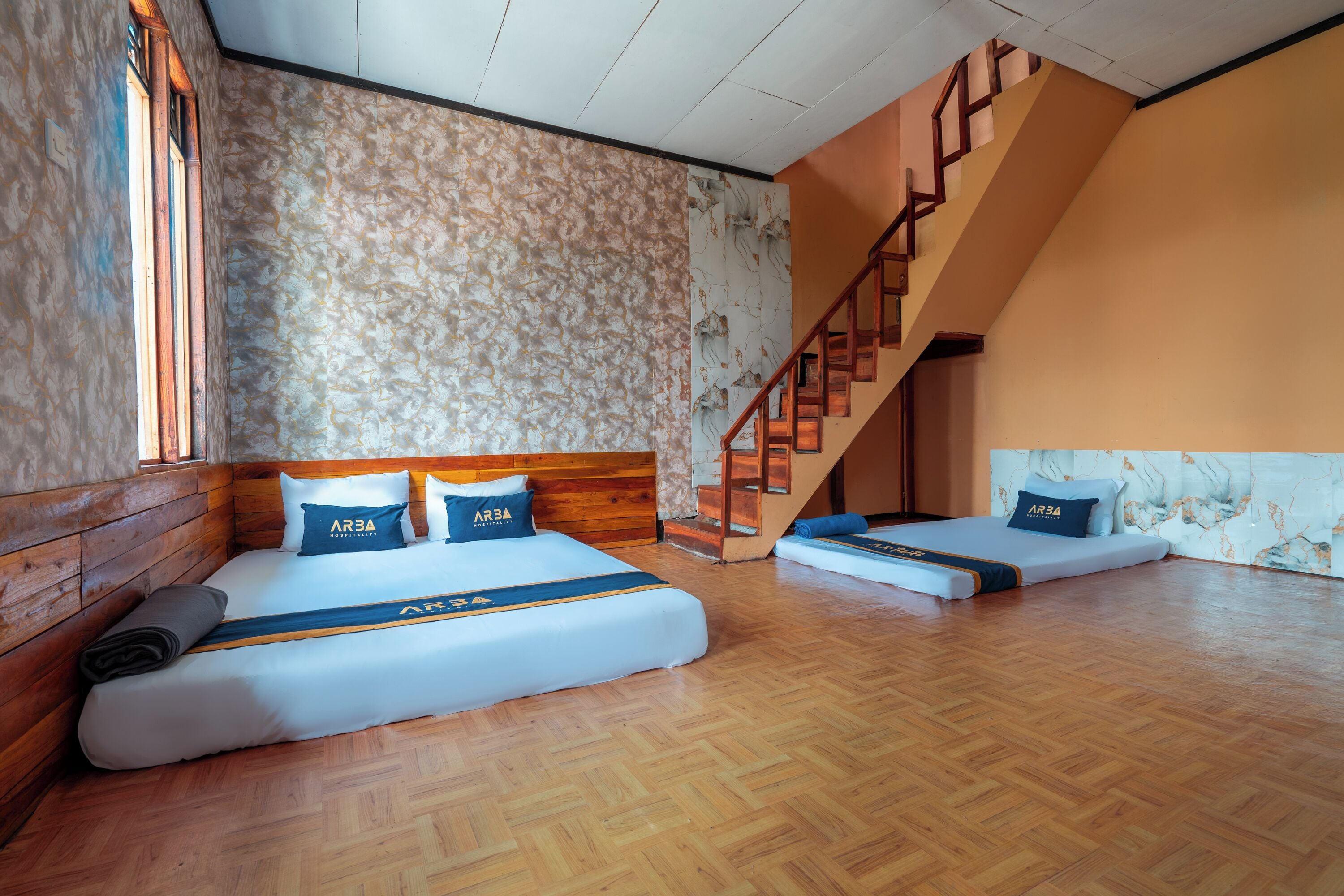 Kamar Eksekutif | Meja kerja dan seprai linen