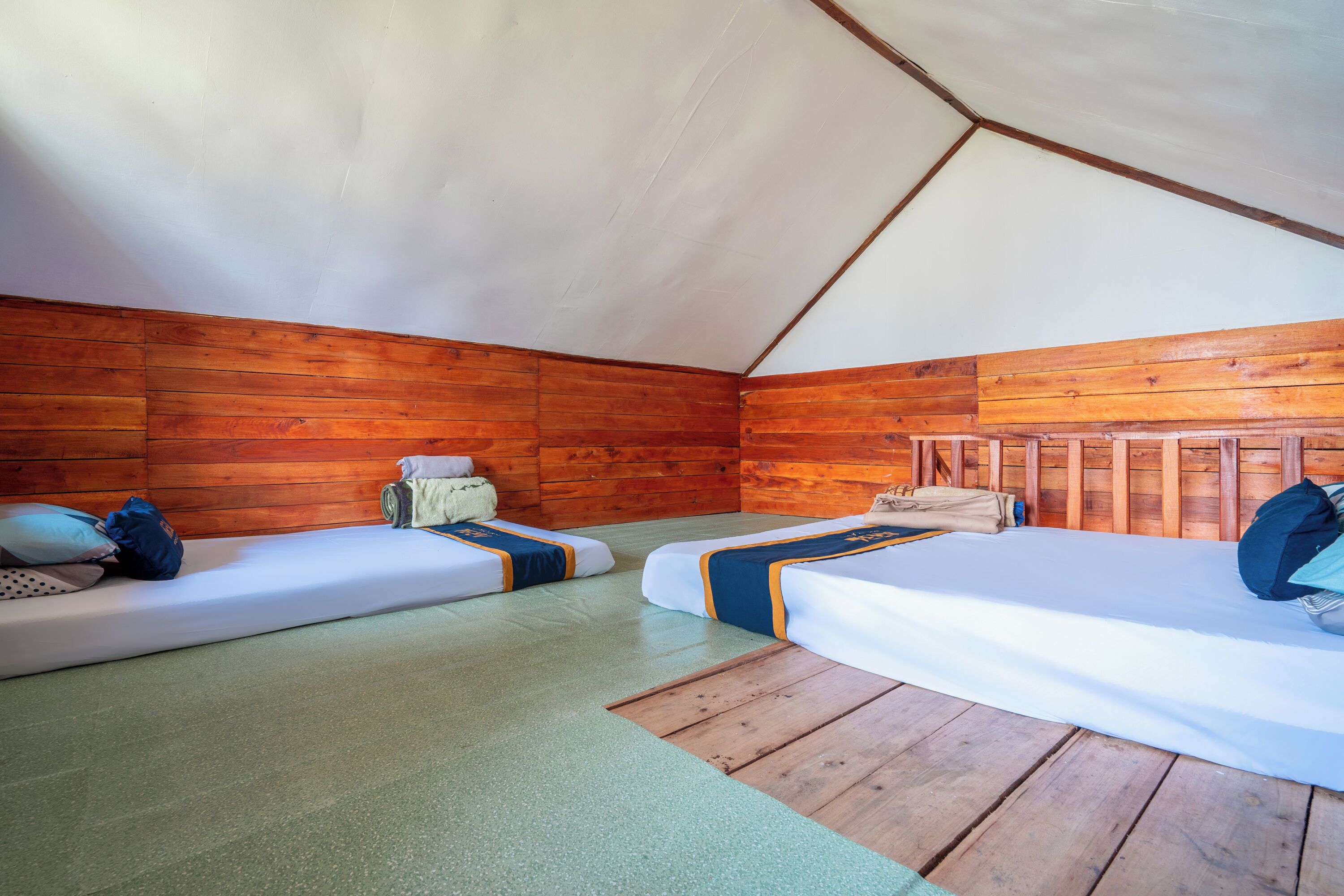 Deluxe Room | Desk, bed sheets