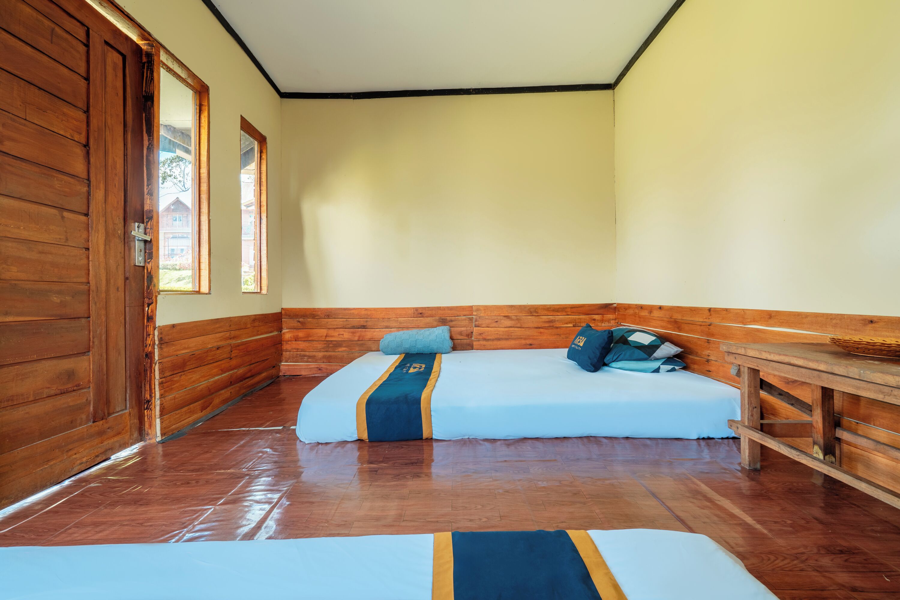 Standard Room | Desk, bed sheets