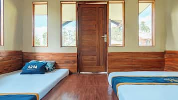 Habitación estándar | Escritorio y ropa de cama