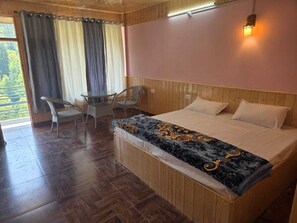 Kahden hengen deluxe-huone, parveke | Kannettavalle tietokoneelle sopiva työtila, ilmainen Wi-Fi