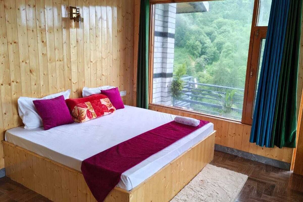 Habitación doble Deluxe, balcón | Espacio para trabajar con laptop y wifi gratis 